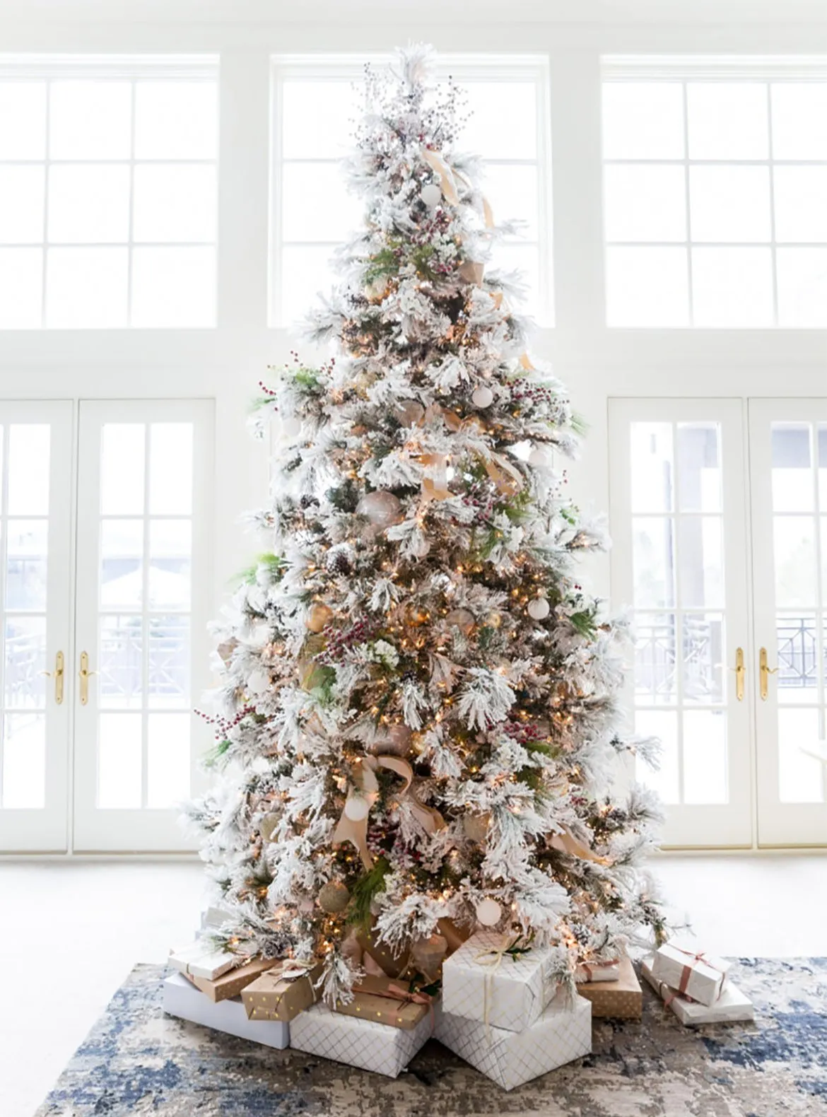 10 Elegant Christmas Tree Decorating Ideas | ICONIC LIFE