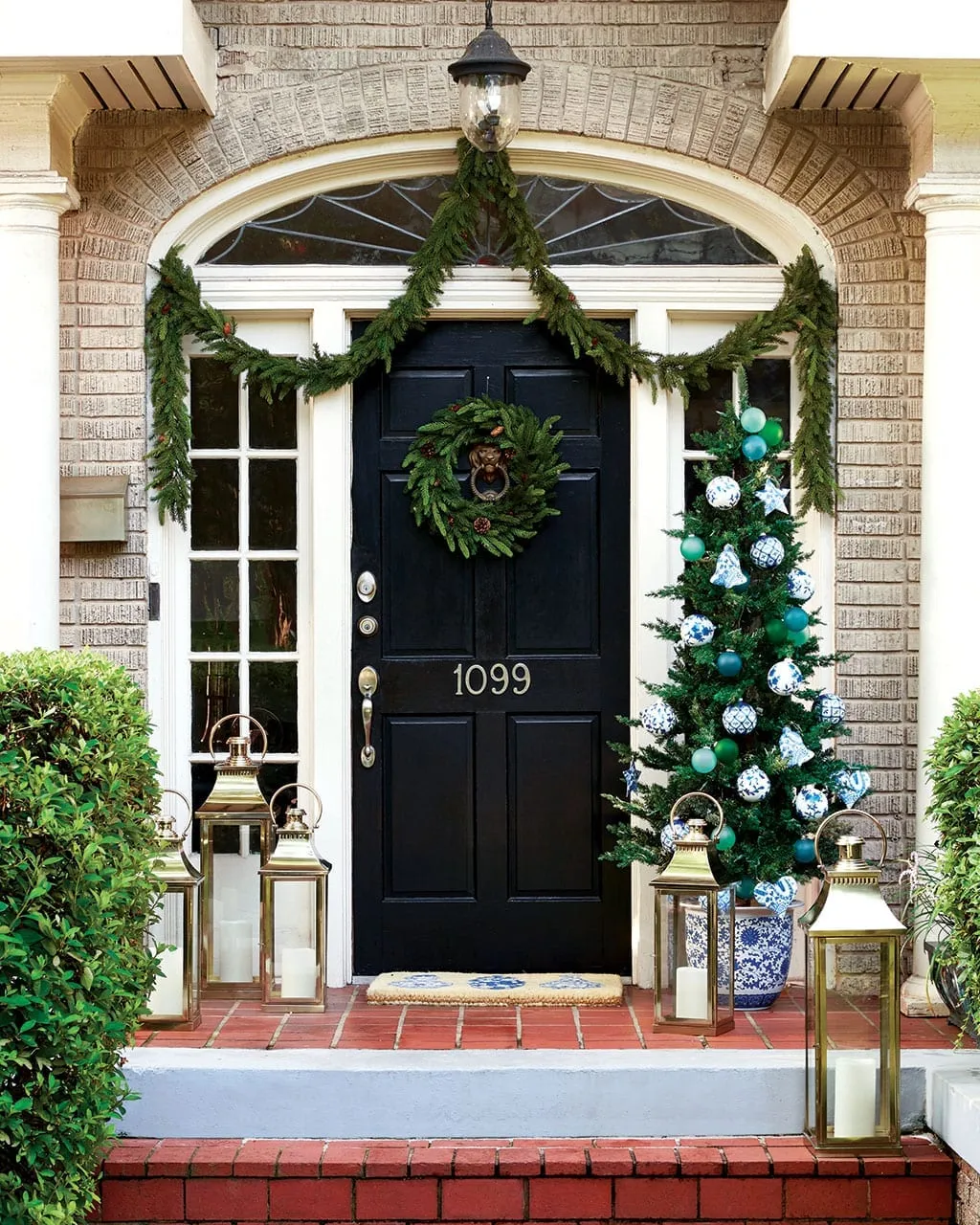 10 Front Doors Styled with Outdoor Christmas Decorations