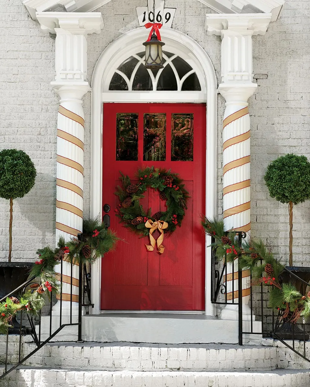 10 Front Doors Styled with Outdoor Christmas Decorations