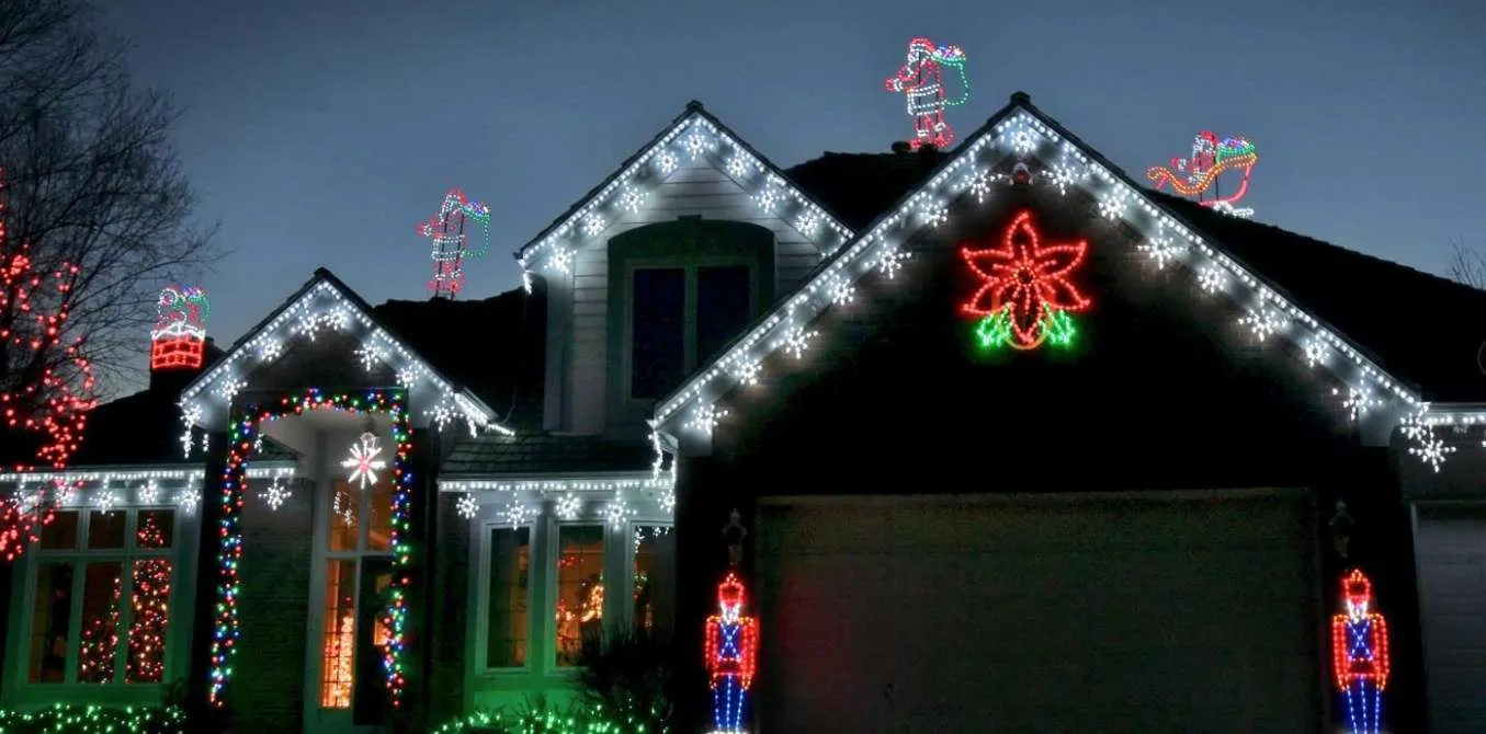 10 Practical Tips & Ideas For Hanging Holiday Lights Outdoors