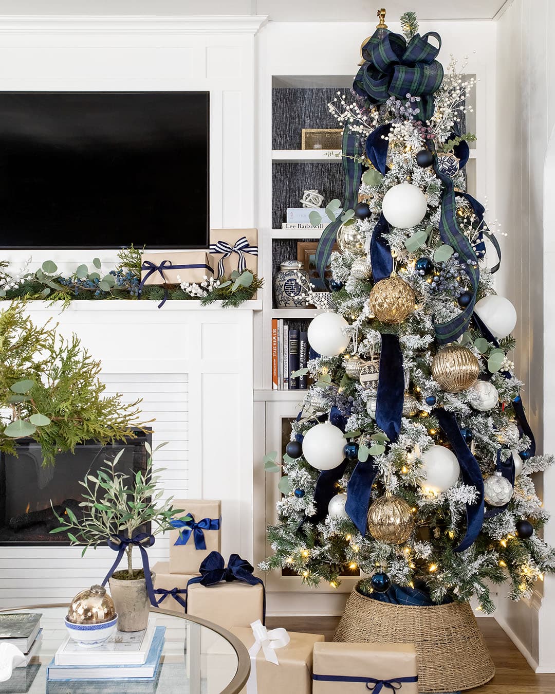 101 Christmas Decorating Ideas for Tables and Sideboards