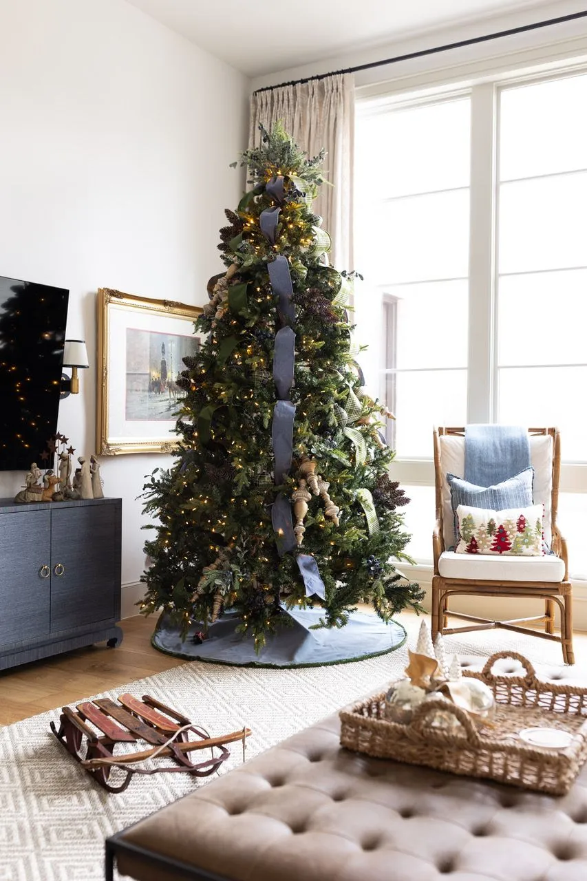 11 Chic Christmas Tree Decorating Ideas, From a Denim-Inspired Palette to  Ornament-Free Elegance | Architectural Digest