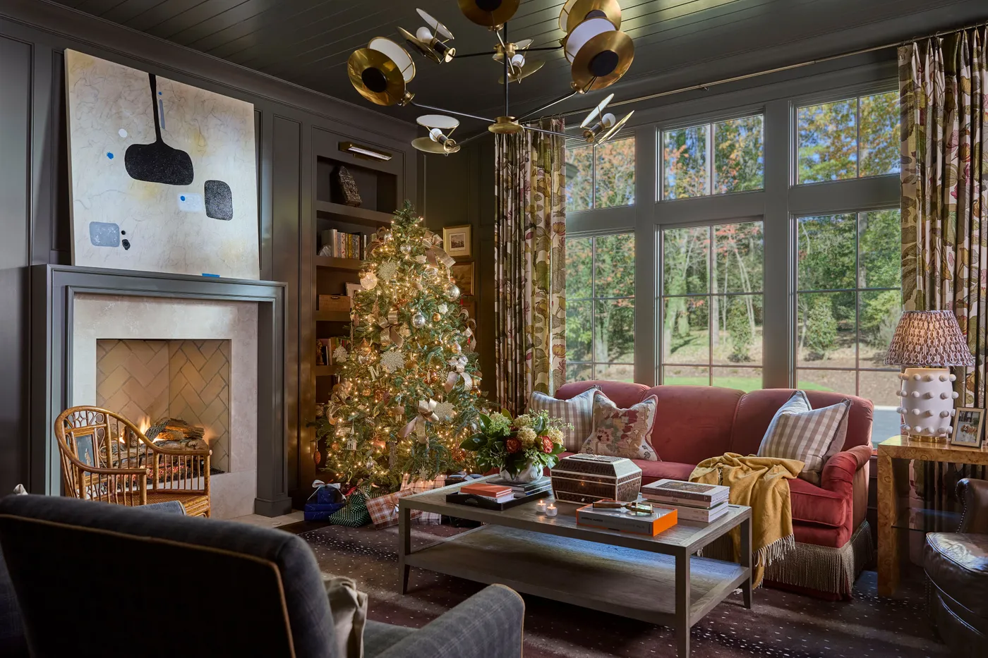 11 Chic Christmas Tree Decorating Ideas, From a Denim-Inspired Palette to Ornament-Free Elegance | Architectural Digest