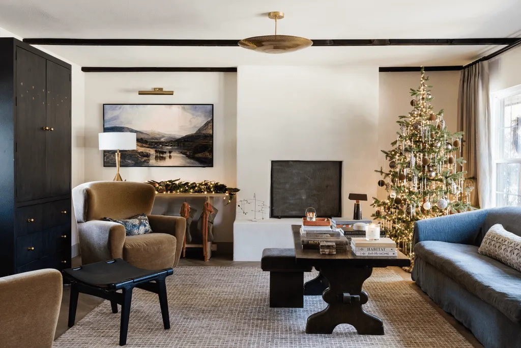 11 Chic Christmas Tree Decorating Ideas, From a Denim-Inspired Palette to  Ornament-Free Elegance | Architectural Digest
