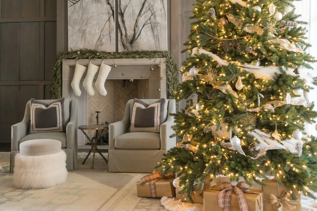 11 Chic Christmas Tree Decorating Ideas, From a Denim-Inspired Palette to  Ornament-Free Elegance | Architectural Digest