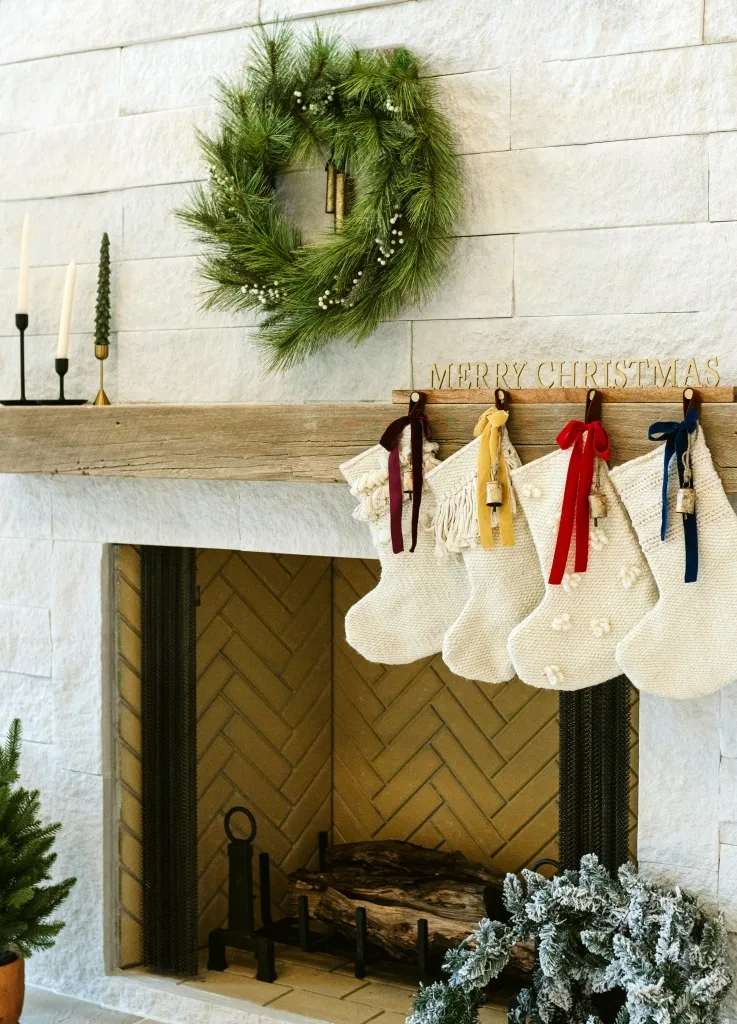 11 of the Best Christmas Mantel Ideas for You
