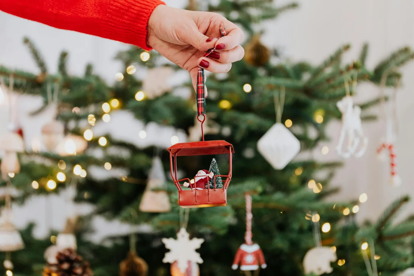 11 Red Christmas Tree Décor Trends to Try This Year | Masons Home Decor