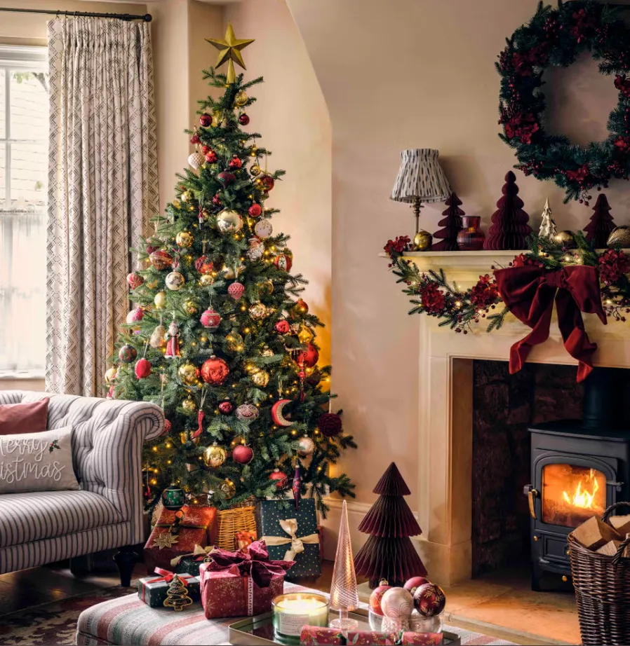 11 Red Christmas Tree Décor Trends to Try This Year | Masons Home Decor