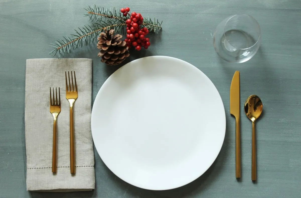 11 Simple Yet Stunning Christmas Table Setting Ideas