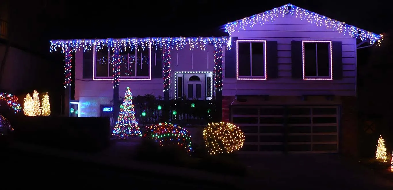1154 Grand Teton Dr. - Pacifica Christmas Lights
