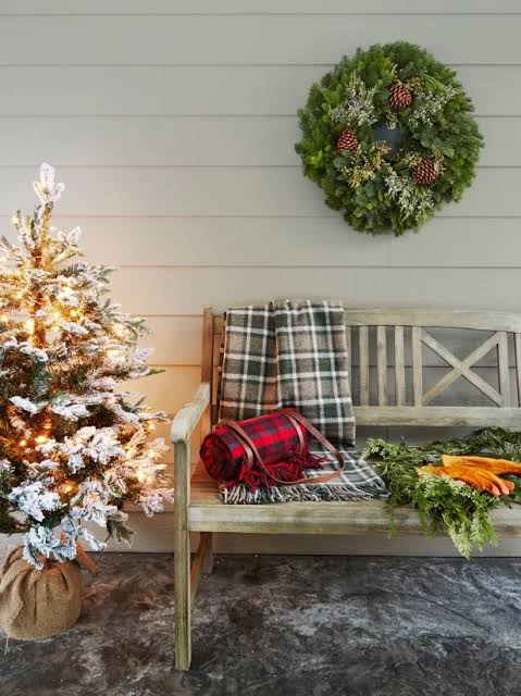 16 Christmas Entryway Decorating Ideas | HGTV