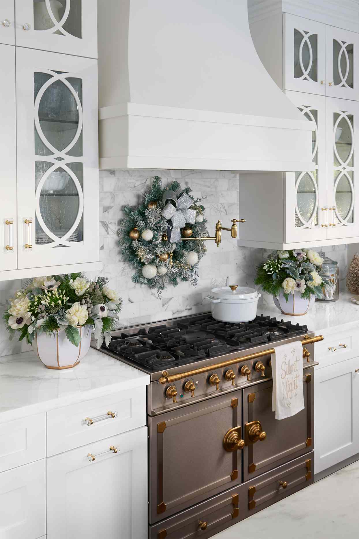 18 Festive Ways to Decorate Your Kitchen for Christmas