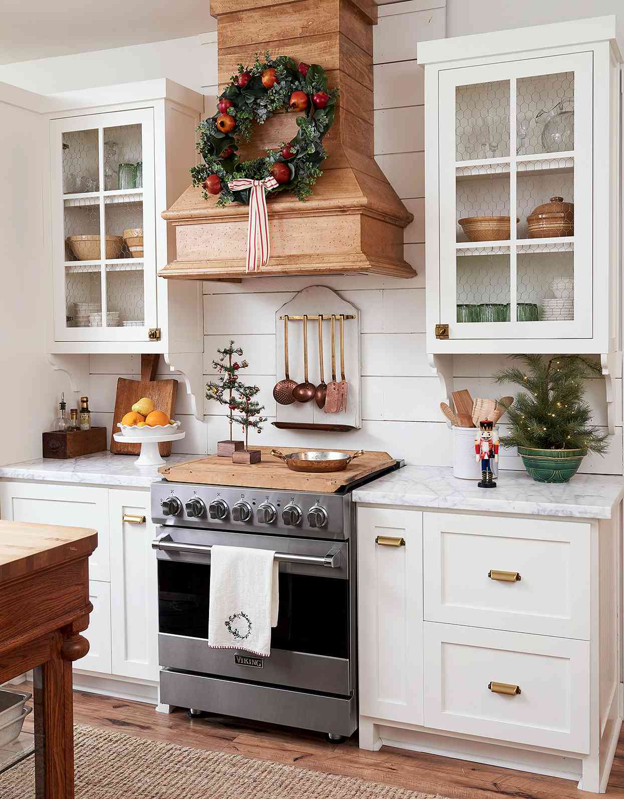18 Festive Ways to Decorate Your Kitchen for Christmas