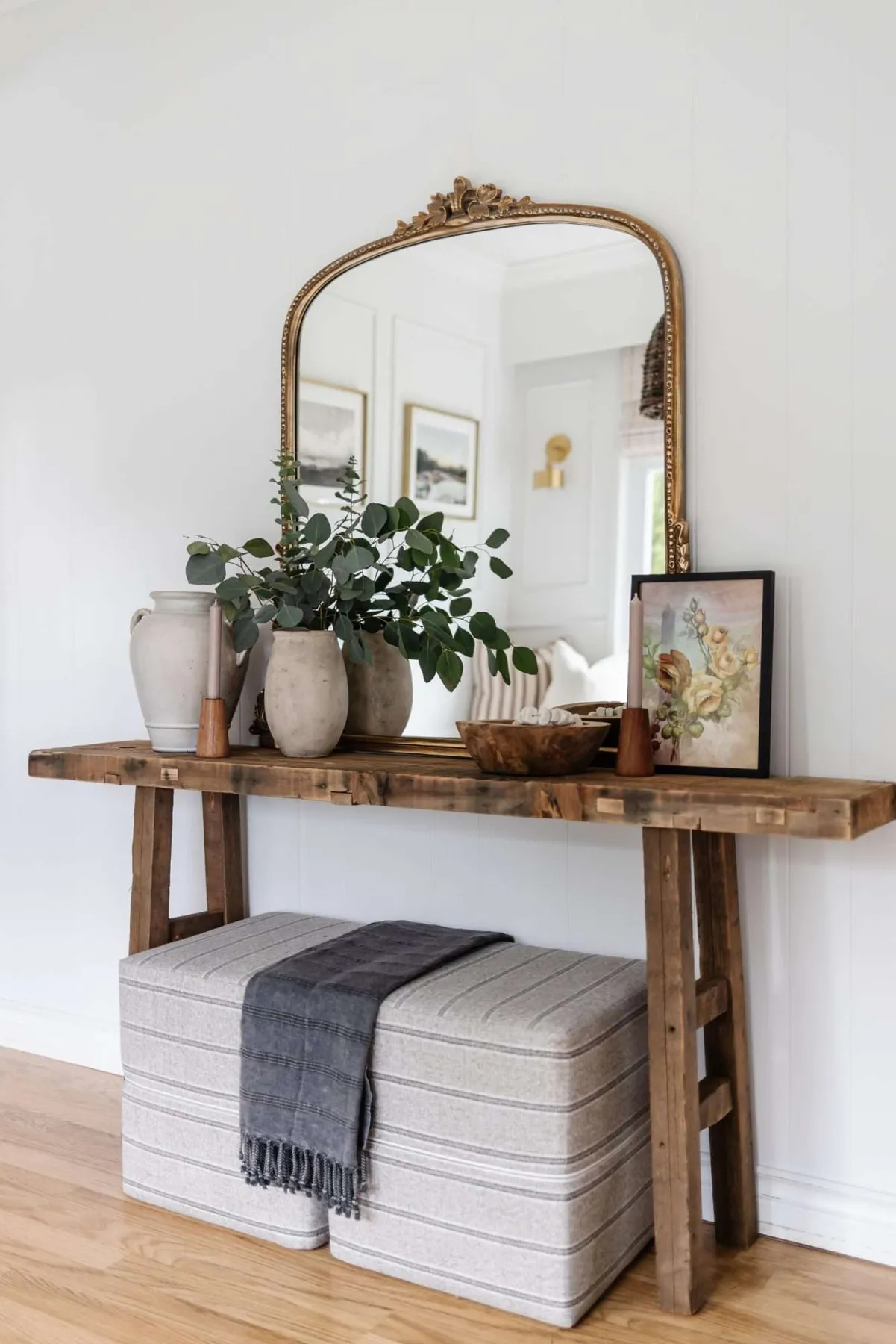 18 Inspiring Ways to Decorate an Entryway Table