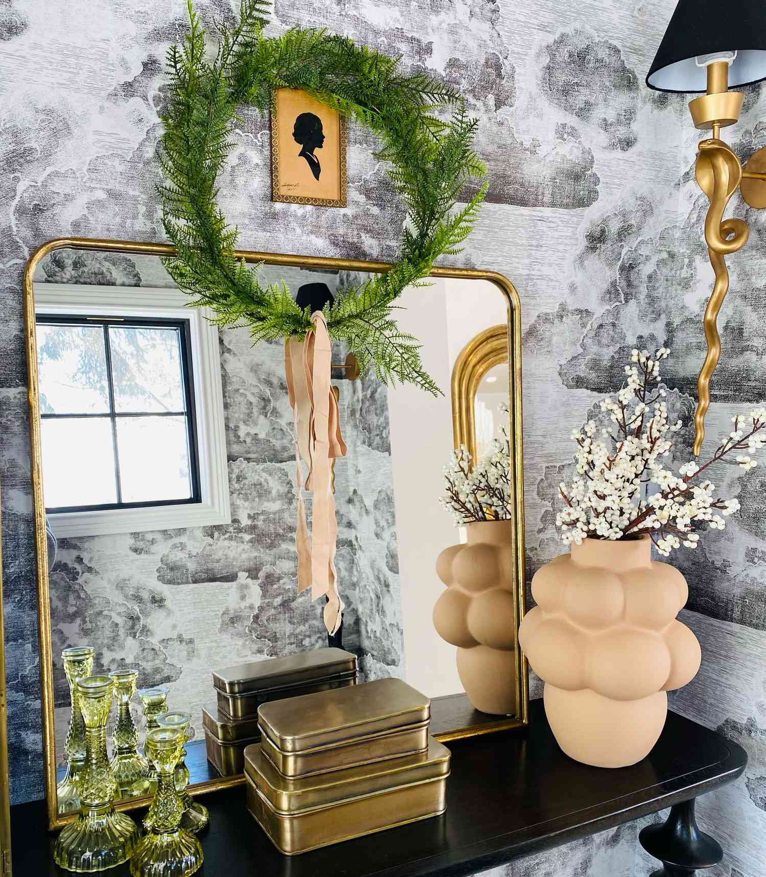 18 Inspiring Ways to Decorate an Entryway Table