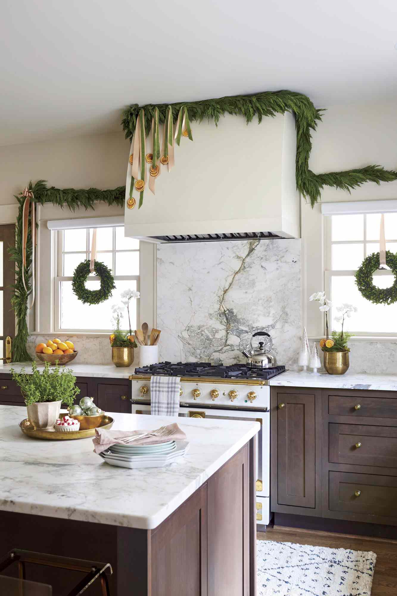 20 Christmas Kitchen Decorating Ideas To Cherish All Season Long