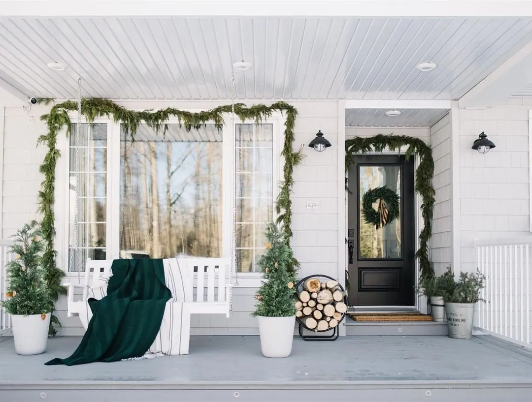 20 Christmas Porch Decorations - Craftsy Hacks