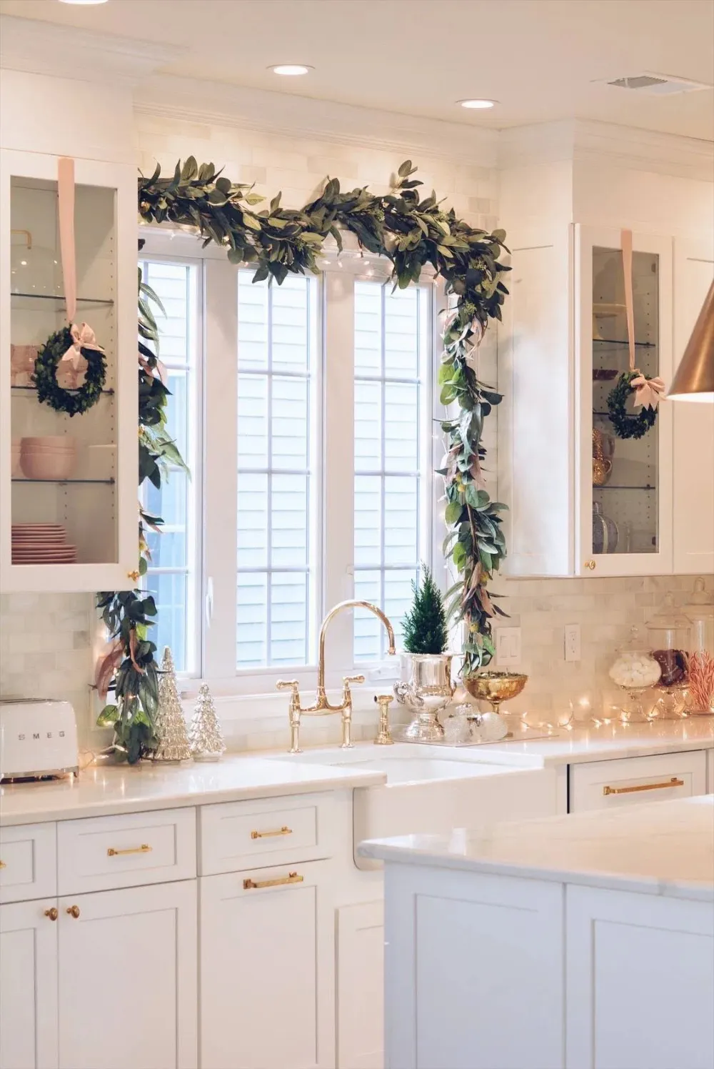 20+ Simple and Pretty Christmas Kitchen Decor Ideas