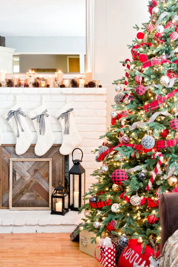 20 Traditional Christmas Tree Ideas, Decorations and Ornaments! (With Home  Tours!) • The Budget Decorator