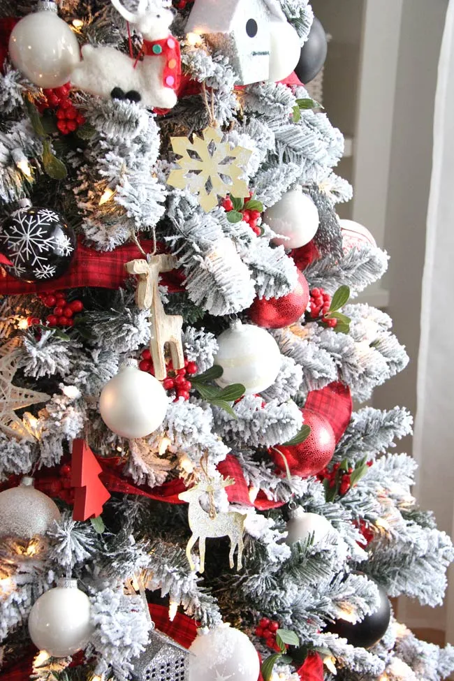 20 Traditional Christmas Tree Ideas, Decorations and Ornaments! (With Home  Tours!) • The Budget Decorator