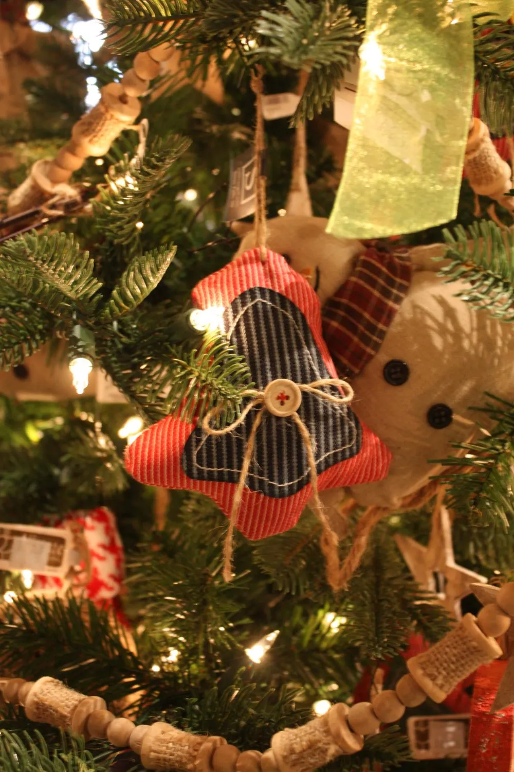 20 Vintage Christmas Decor Ideas That Make Your Tree Look Like a Collected Heirloom, Not a Store Display