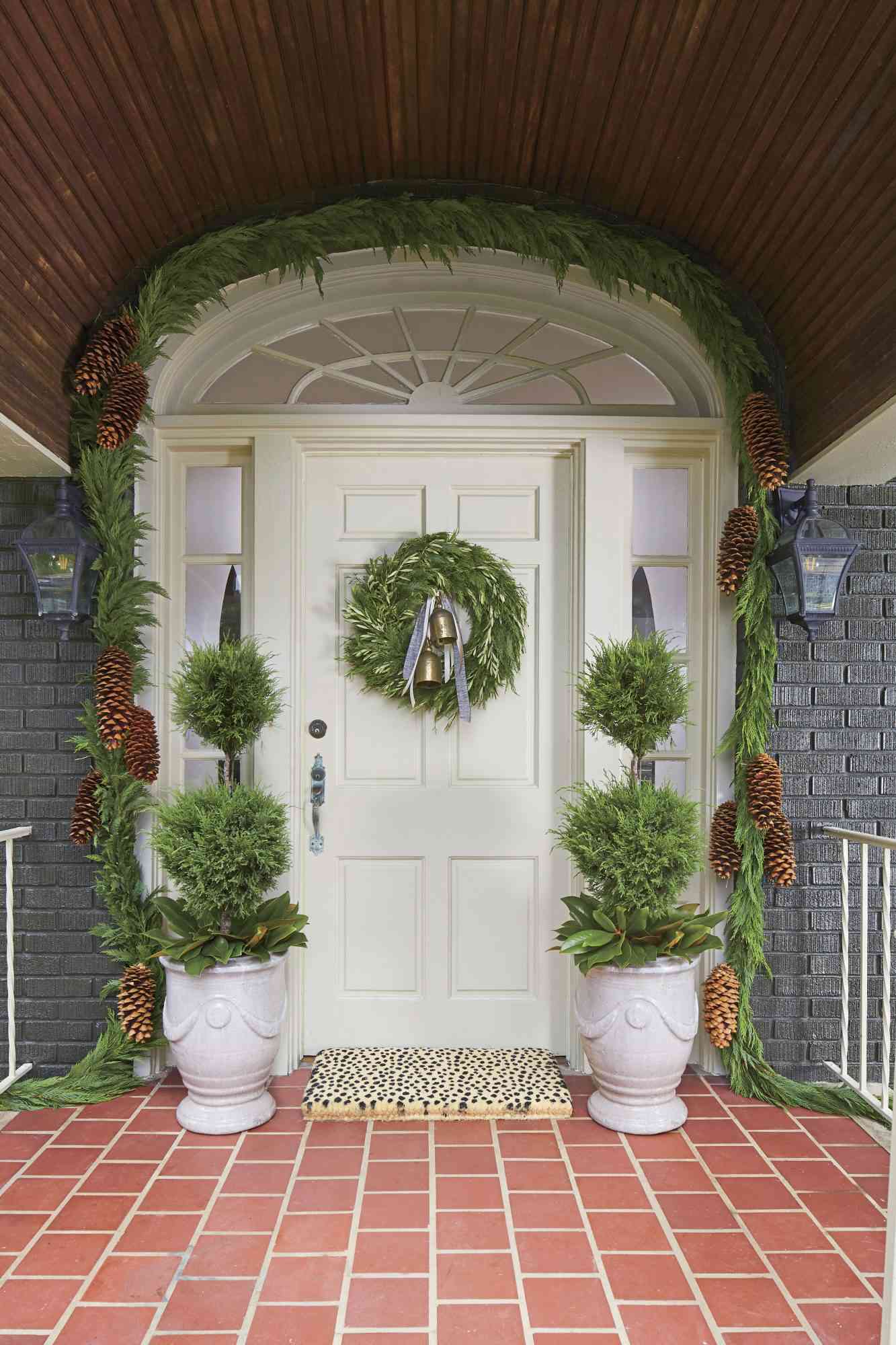 22 Front Porch Christmas Decorating Ideas
