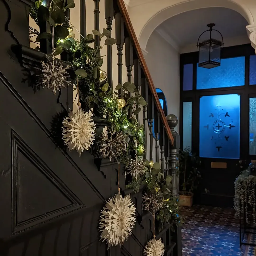 25 Christmas Staircase Decoration Ideas for a Festive Home