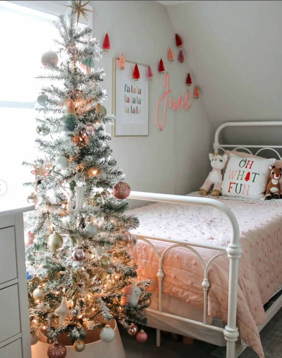 25 Farmhouse Christmas Bedroom Ideas for a Cozy Holiday Home
