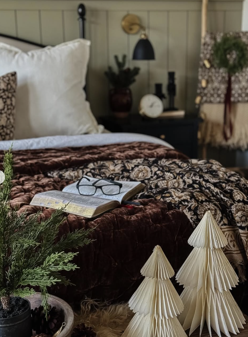 25 Farmhouse Christmas Bedroom Ideas for a Cozy Holiday Home