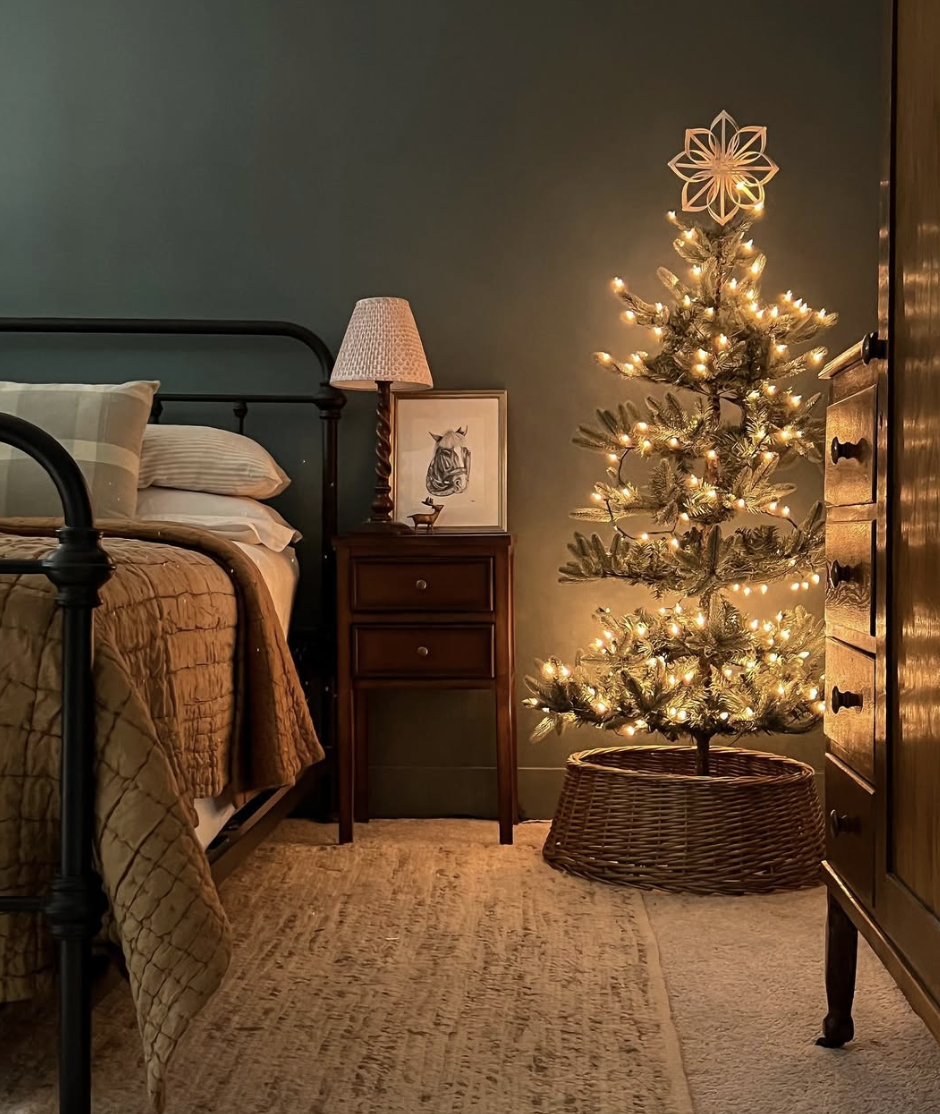 25 Farmhouse Christmas Bedroom Ideas for a Cozy Holiday Home