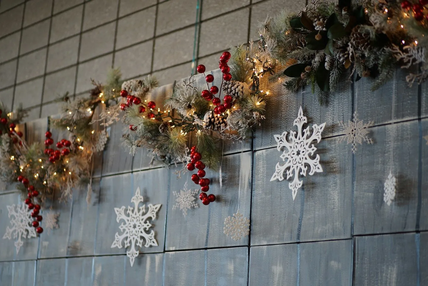 27 Holiday Office Decor Ideas to Bring Festive Cheer to Your Workplace