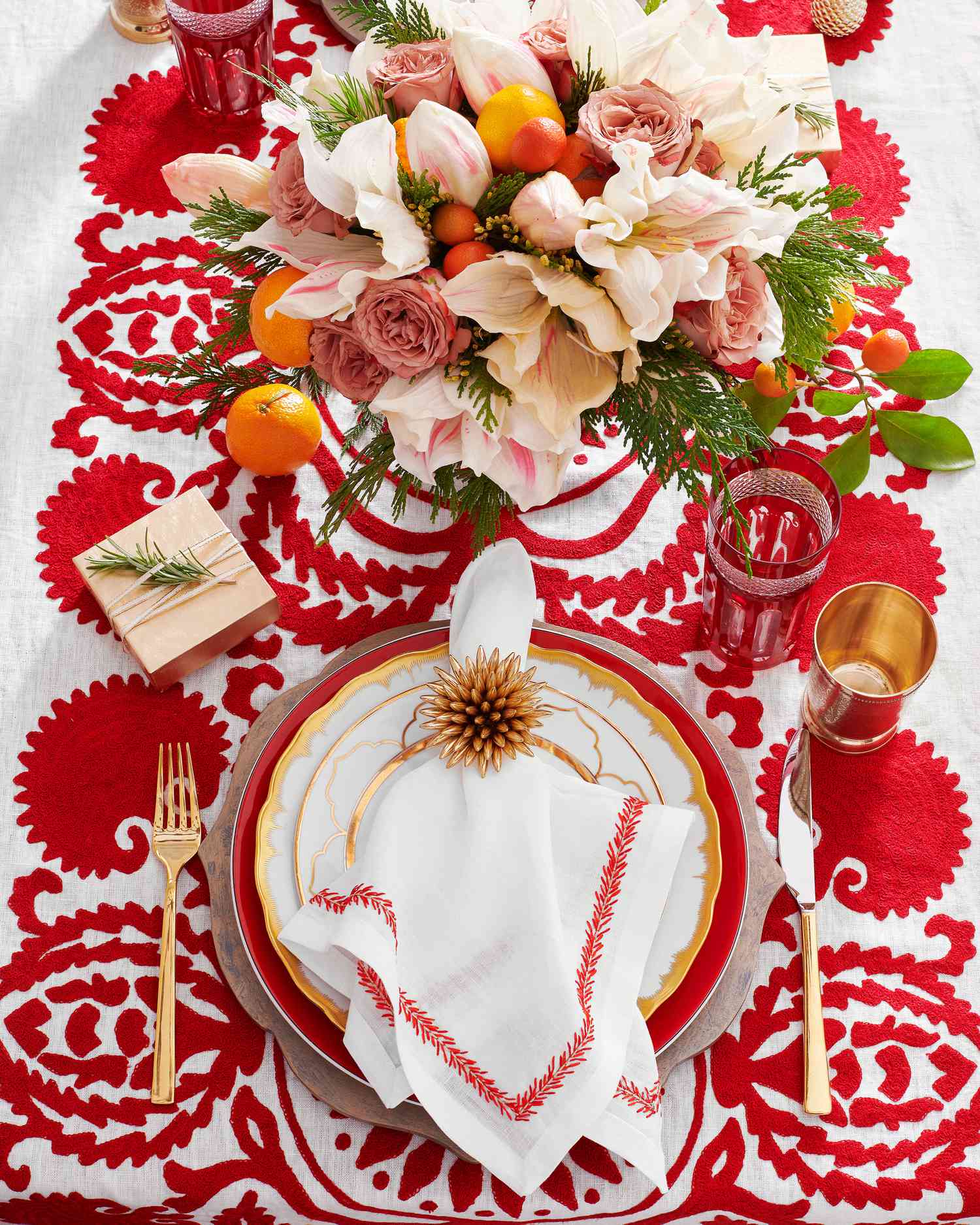 30 Christmas Table Settings For A Festive Holiday Meal