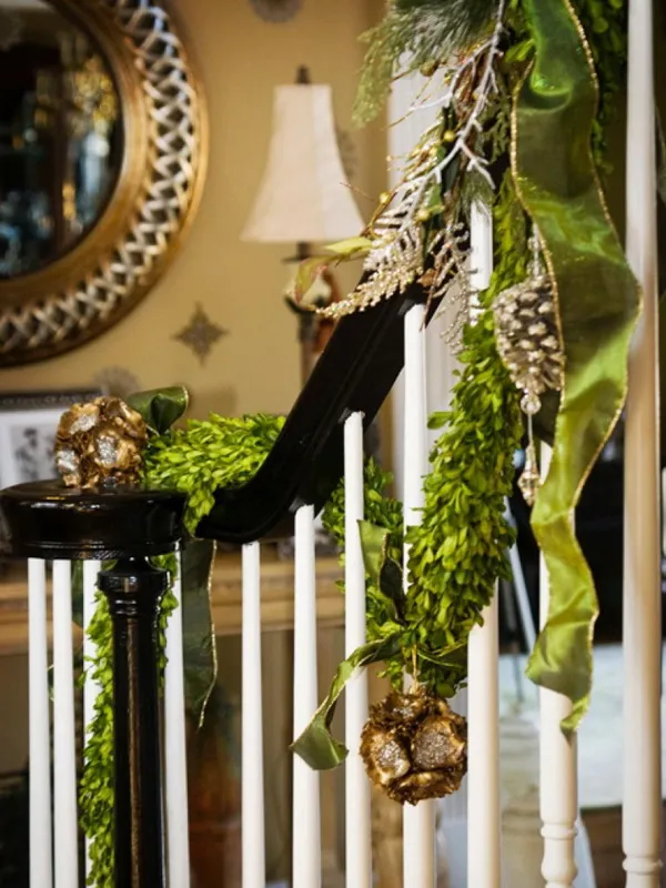 30+ Festive Decoration Ideas for Christmas Staircase - Listing More