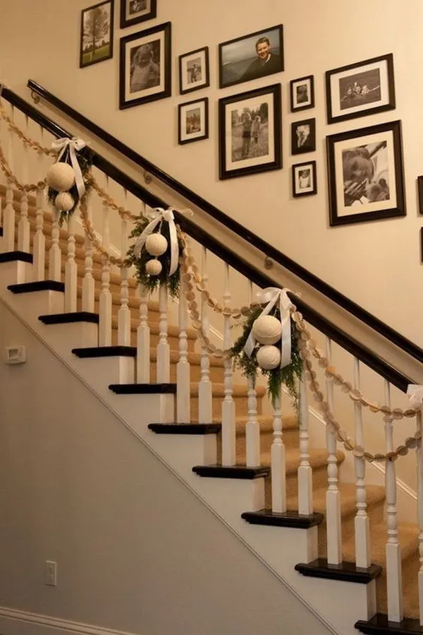 30+ Festive Decoration Ideas for Christmas Staircase - Listing More