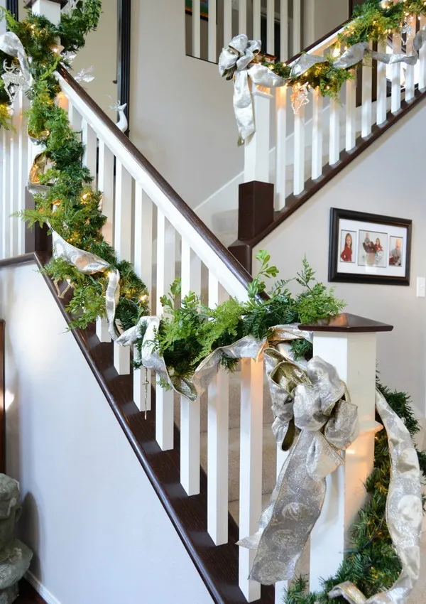 30+ Festive Decoration Ideas for Christmas Staircase - Listing More