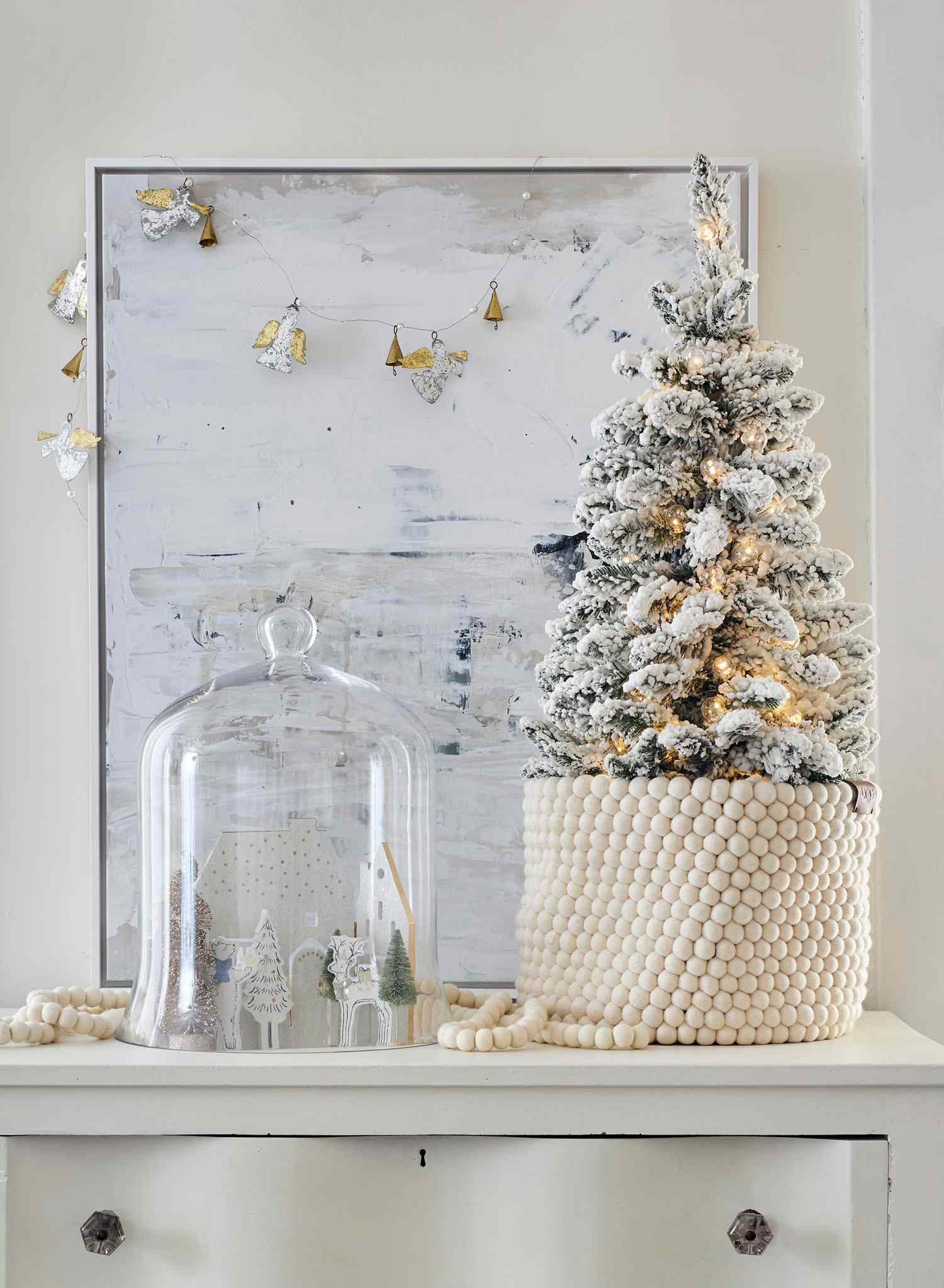 31 Stunning Ways to Decorate a White Christmas Tree