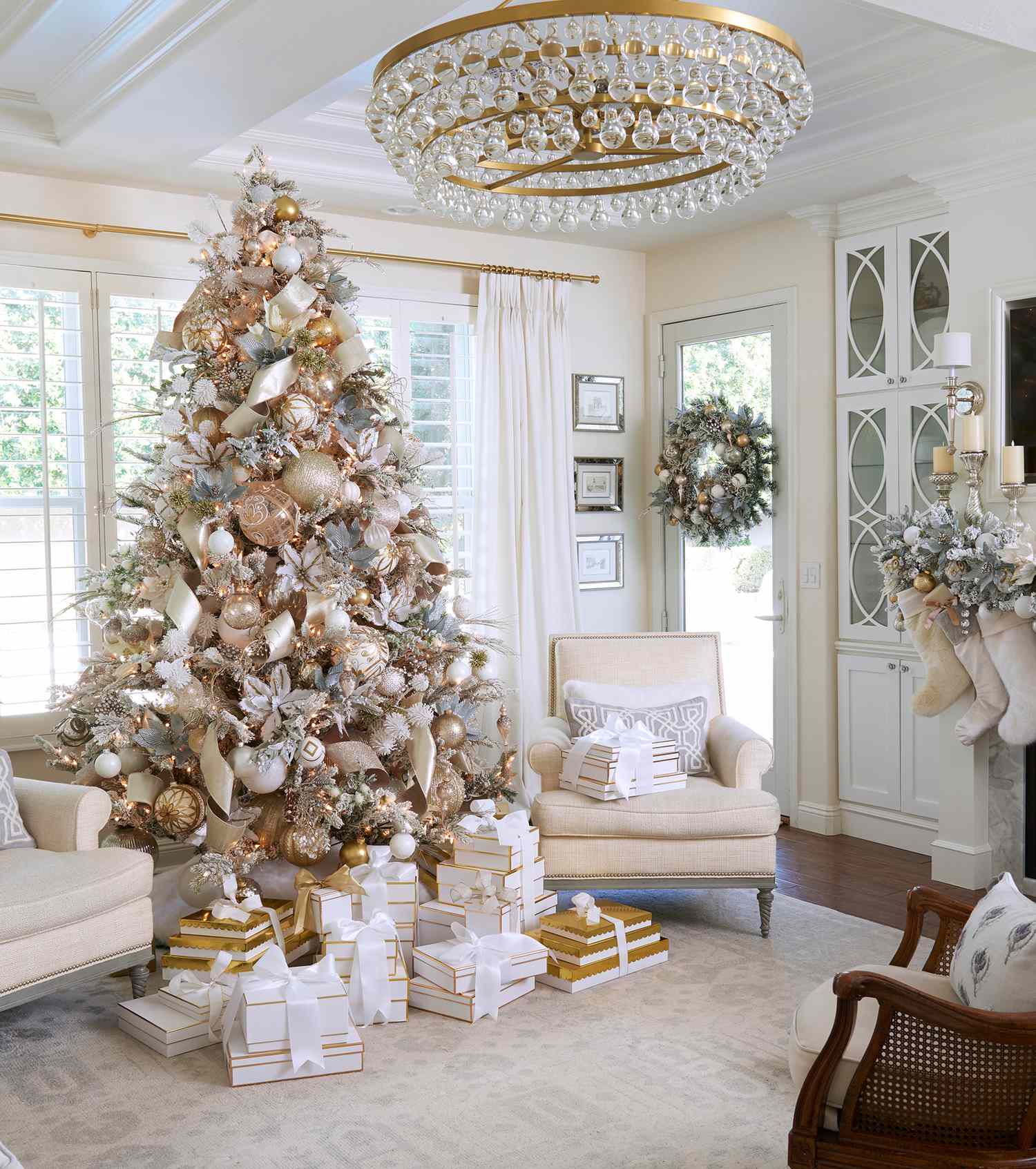 31 Stunning Ways to Decorate a White Christmas Tree