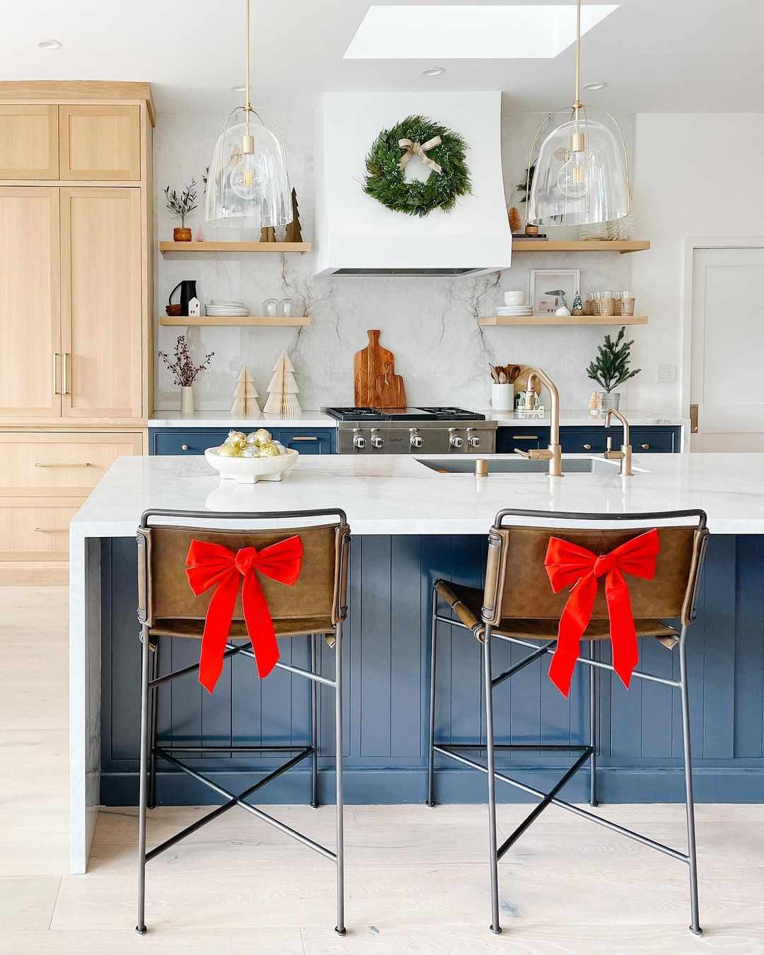 38 Christmas Kitchen Decor Ideas For Extra Holiday Cheer While Cooking