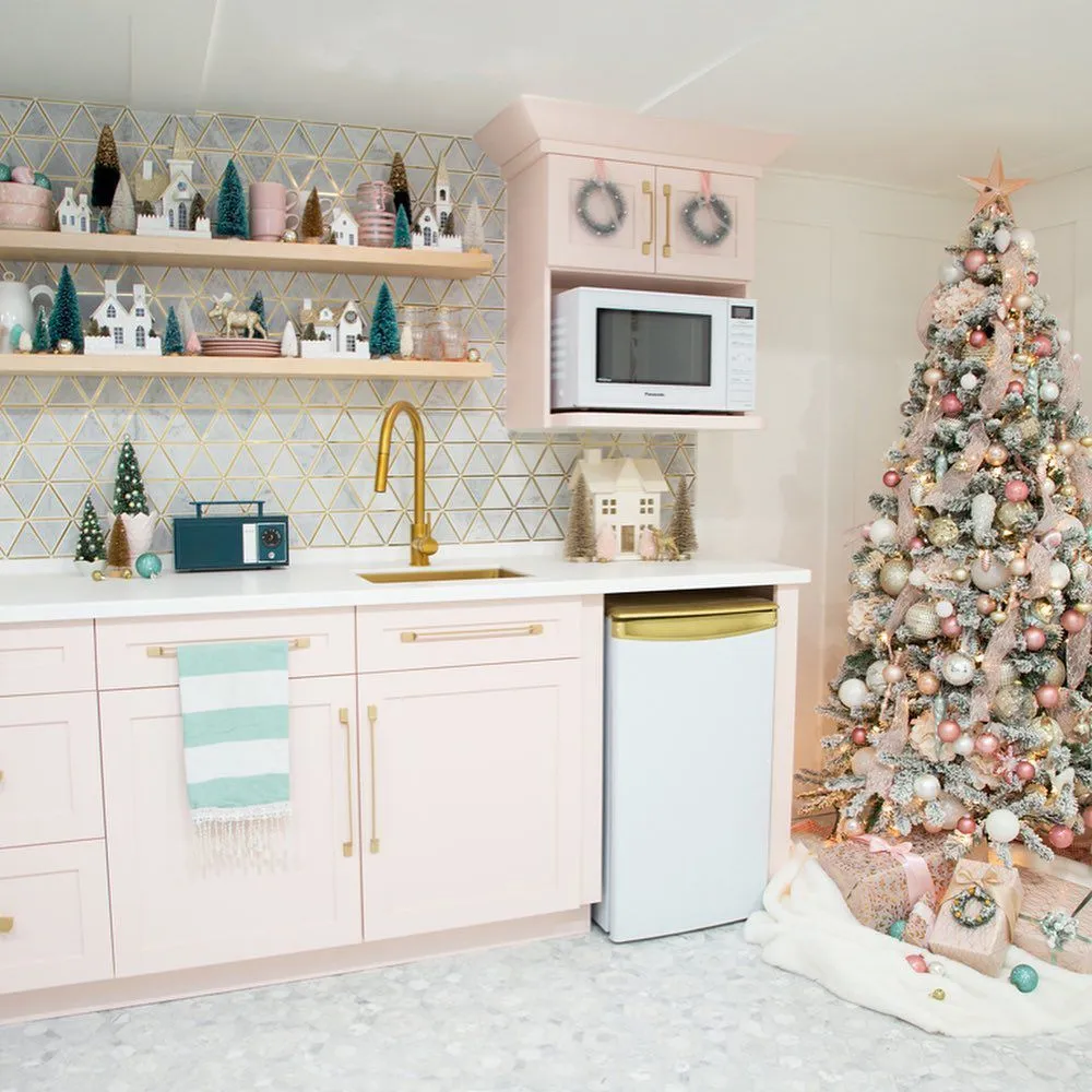 38 Christmas Kitchen Decor Ideas For Extra Holiday Cheer While Cooking