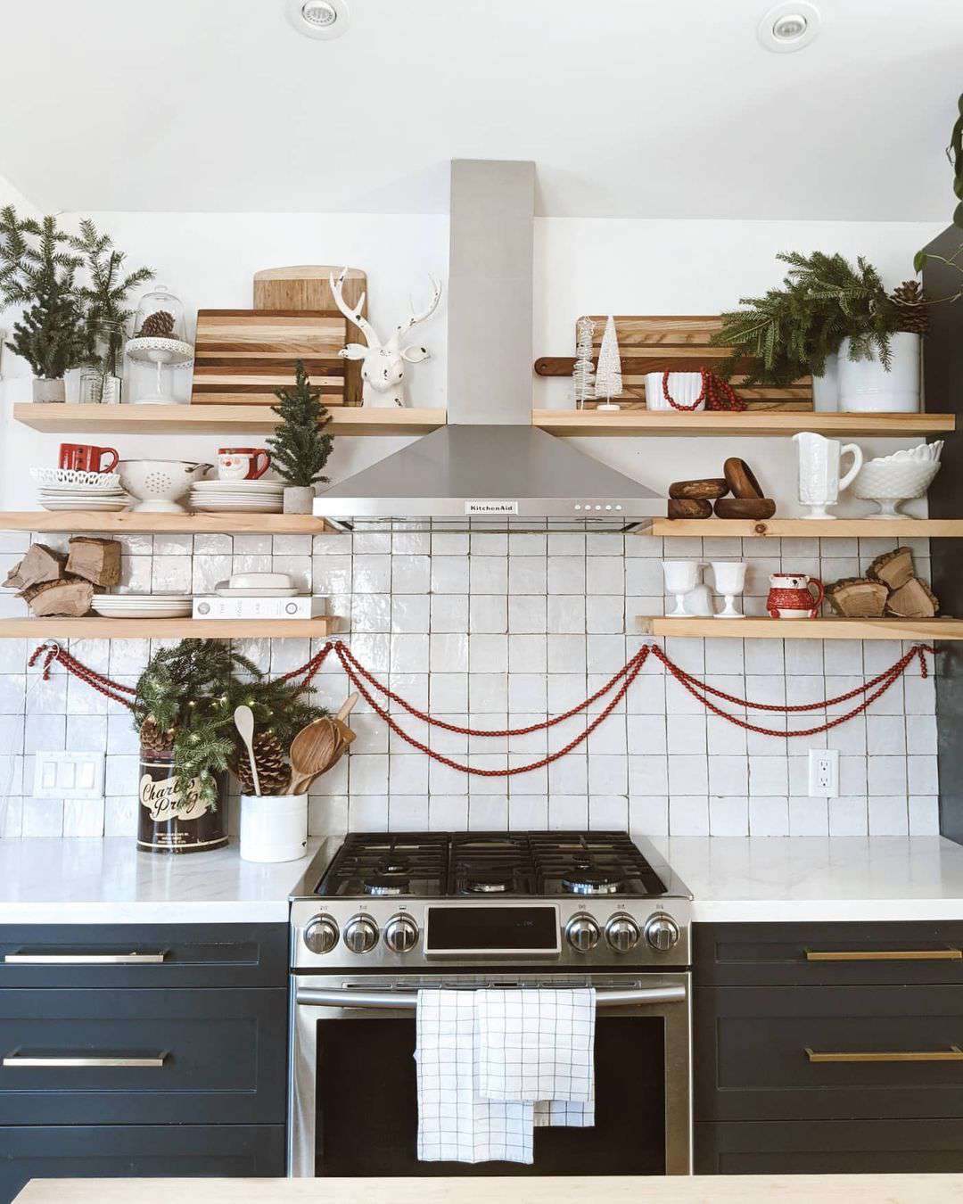 38 Christmas Kitchen Decor Ideas For Extra Holiday Cheer While Cooking