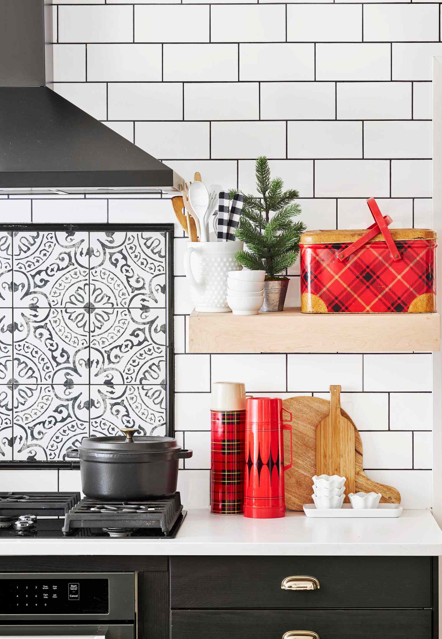 38 Cozy Christmas Decorating Ideas for the Kitchen