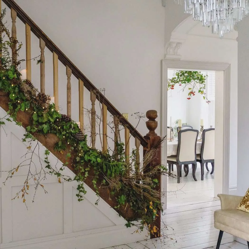40 Beautiful Staircase Decorations For Christmas