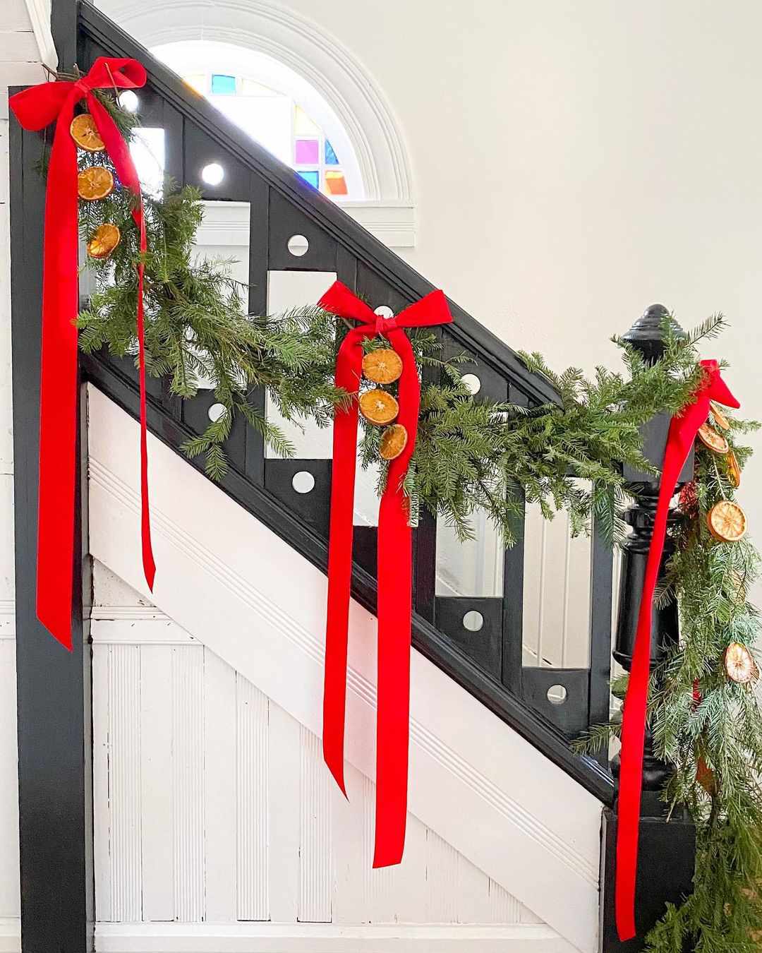 40 Beautiful Staircase Decorations For Christmas