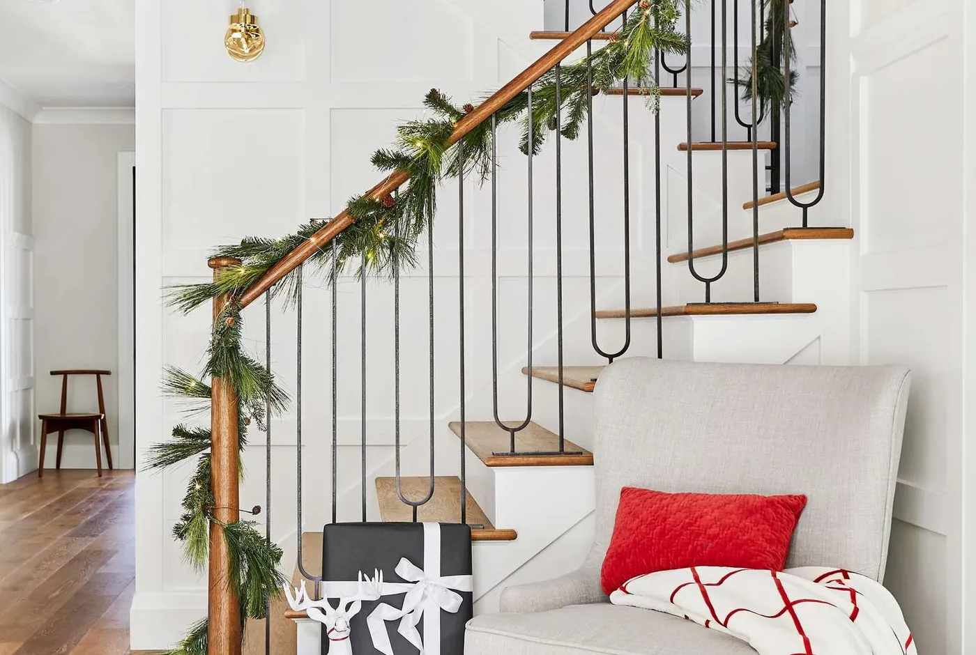 40 Beautiful Staircase Decorations For Christmas