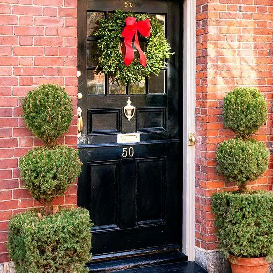 40 Festive Ideas for Front Door Christmas Decorations