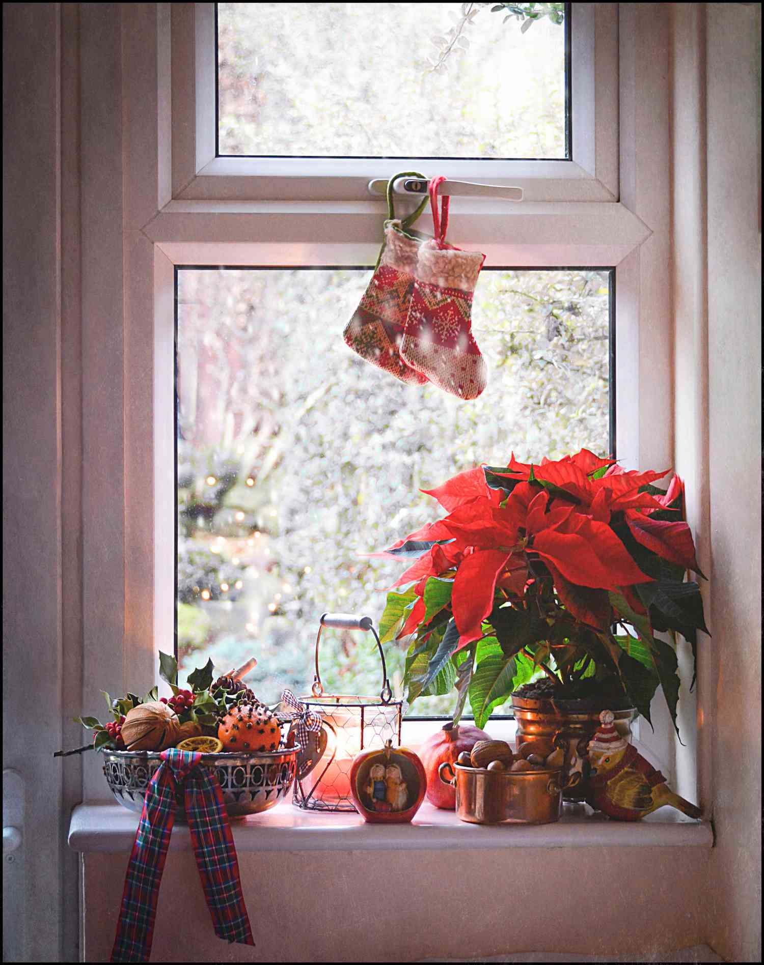 46 Christmas Window Decorating Ideas for a Festive Feeling Outdoors