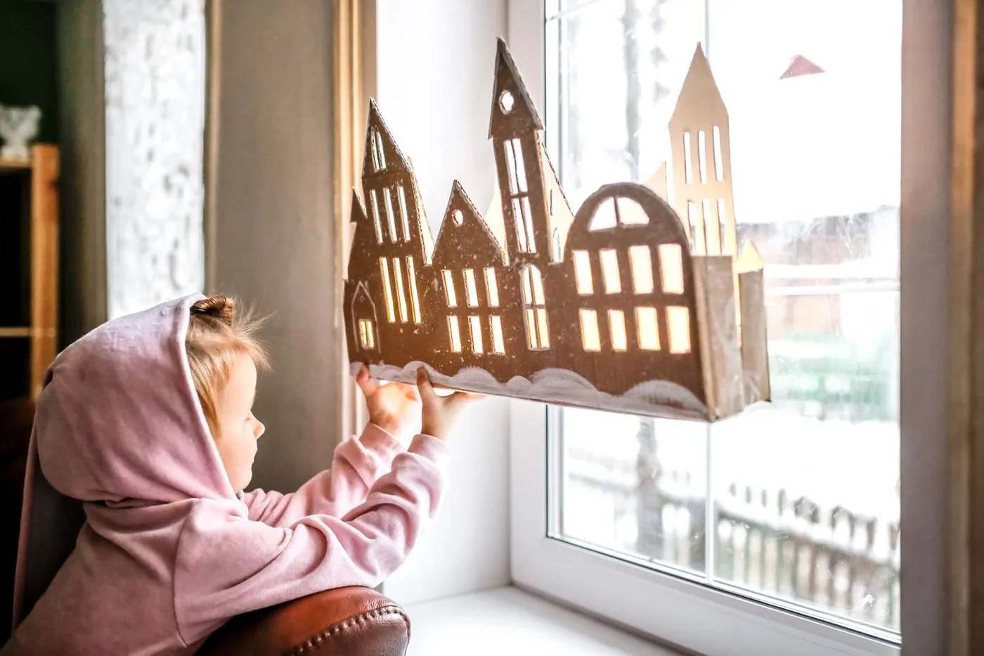 46 Christmas Window Decorating Ideas for a Festive Feeling Outdoors