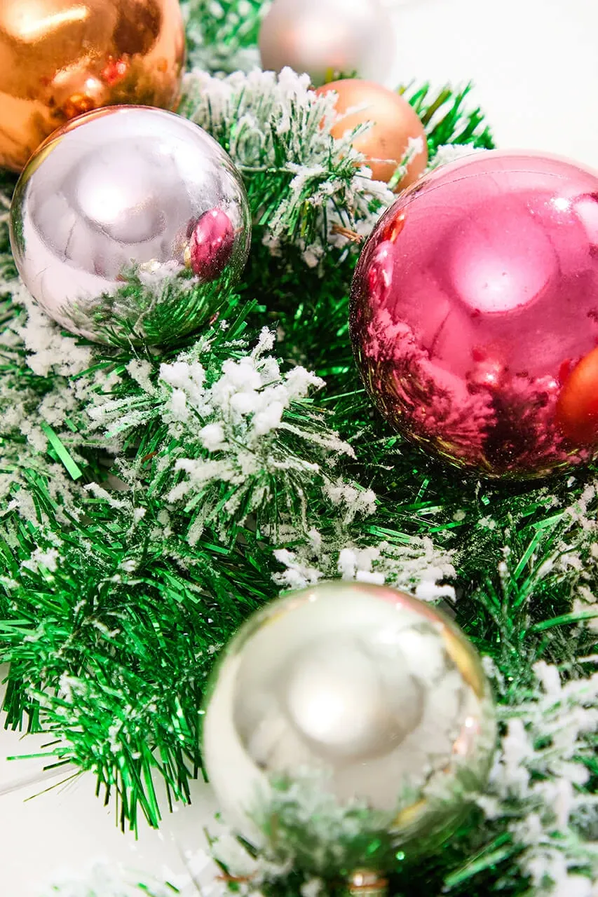 48' Snow Glitter Ball Retro Garland - Decorator's Warehouse