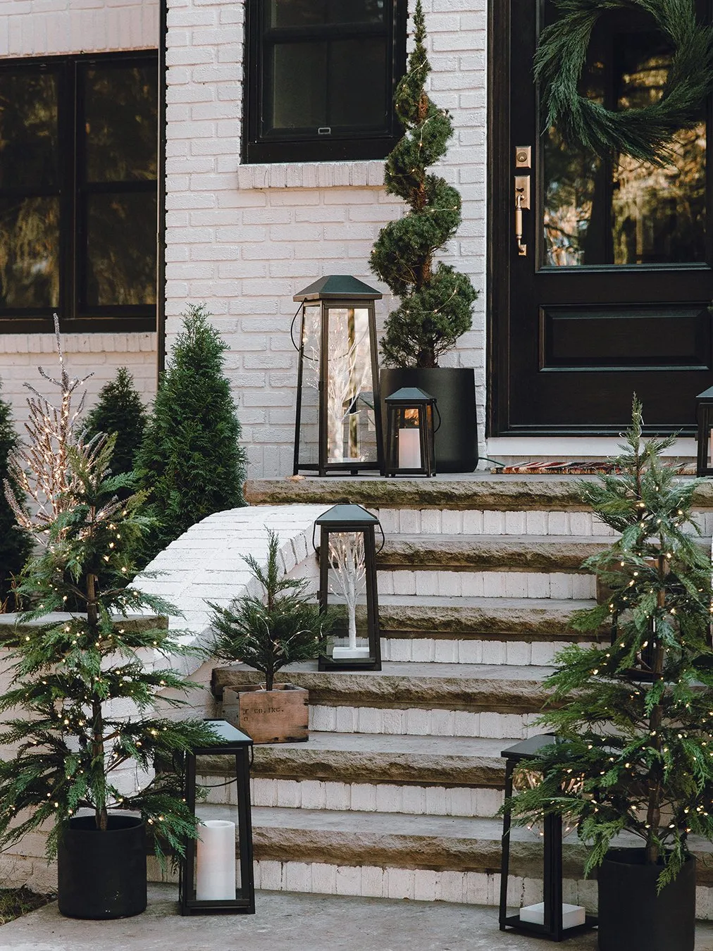 5 Outdoor Christmas Light Ideas That Are Stylish and Low-Lift
