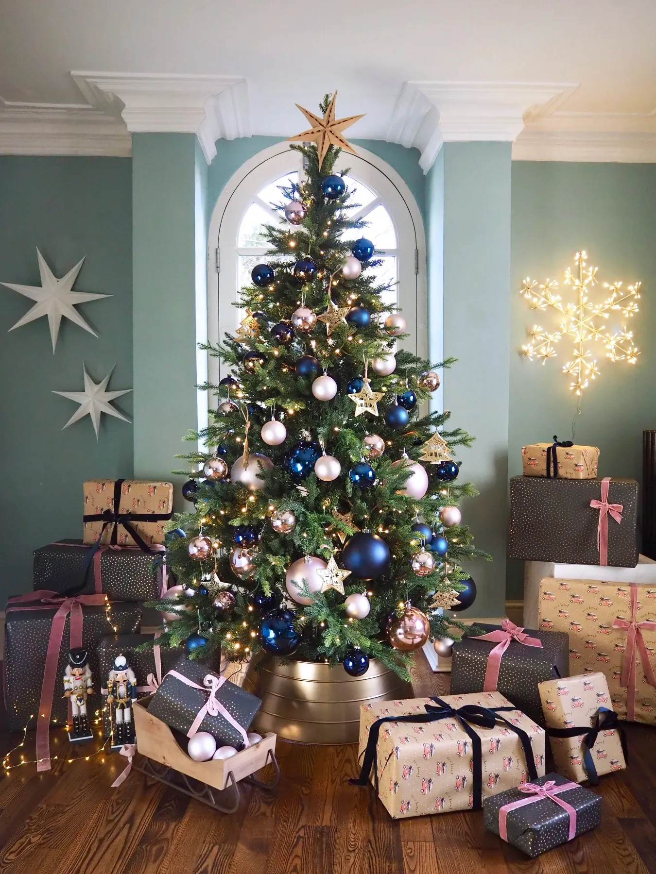 5 Tips On How To Decorate A Christmas Tree Like A Pro — MELANIE LISSACK INTERIORS